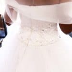 Photo châle blanc sur robe de mariée Montségur Lya Création