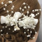 Bijoux de cheveux branche de fleurs brodées et pétales de perles Lya Création